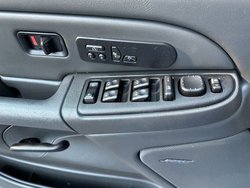 Used 2006 Chevrolet Silverado 2500 LT w/ Heavy-Duty Power Package image 12