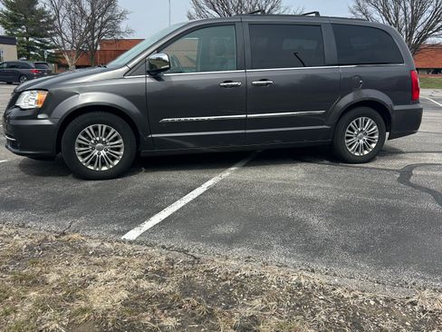 Used 2016 Chrysler Town & Country Touring-L image 1