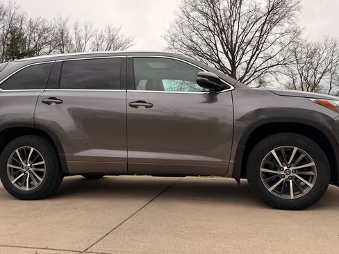 Used 2017 Toyota Highlander XLE image 2