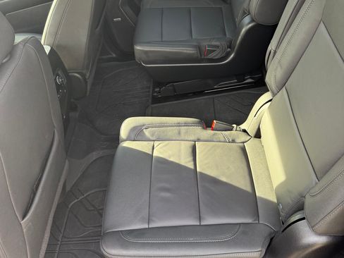 Used 2024 Chevrolet Suburban LT w/ Luxury Package AWD/4WD image 15