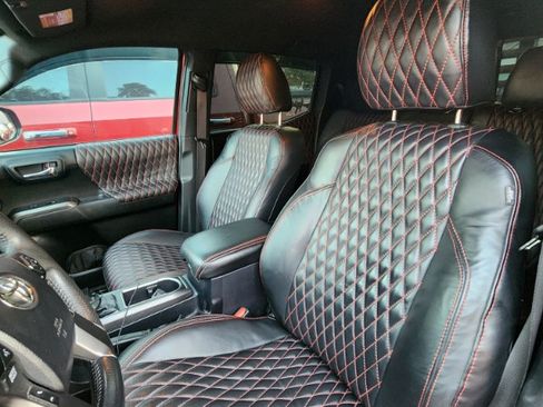 Used 2022 Toyota Tacoma TRD Off-Road image 1