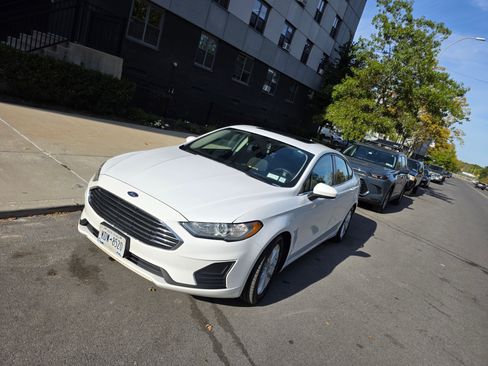 Used 2020 Ford Fusion SE image 2