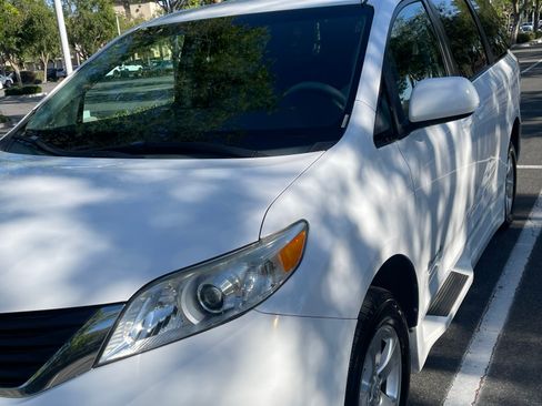 Used 2013 Toyota Sienna LE FWD image 1