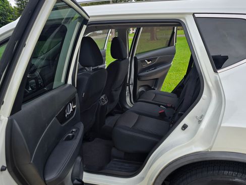 Used 2018 Nissan Rogue SV w/ Premium Package image 17