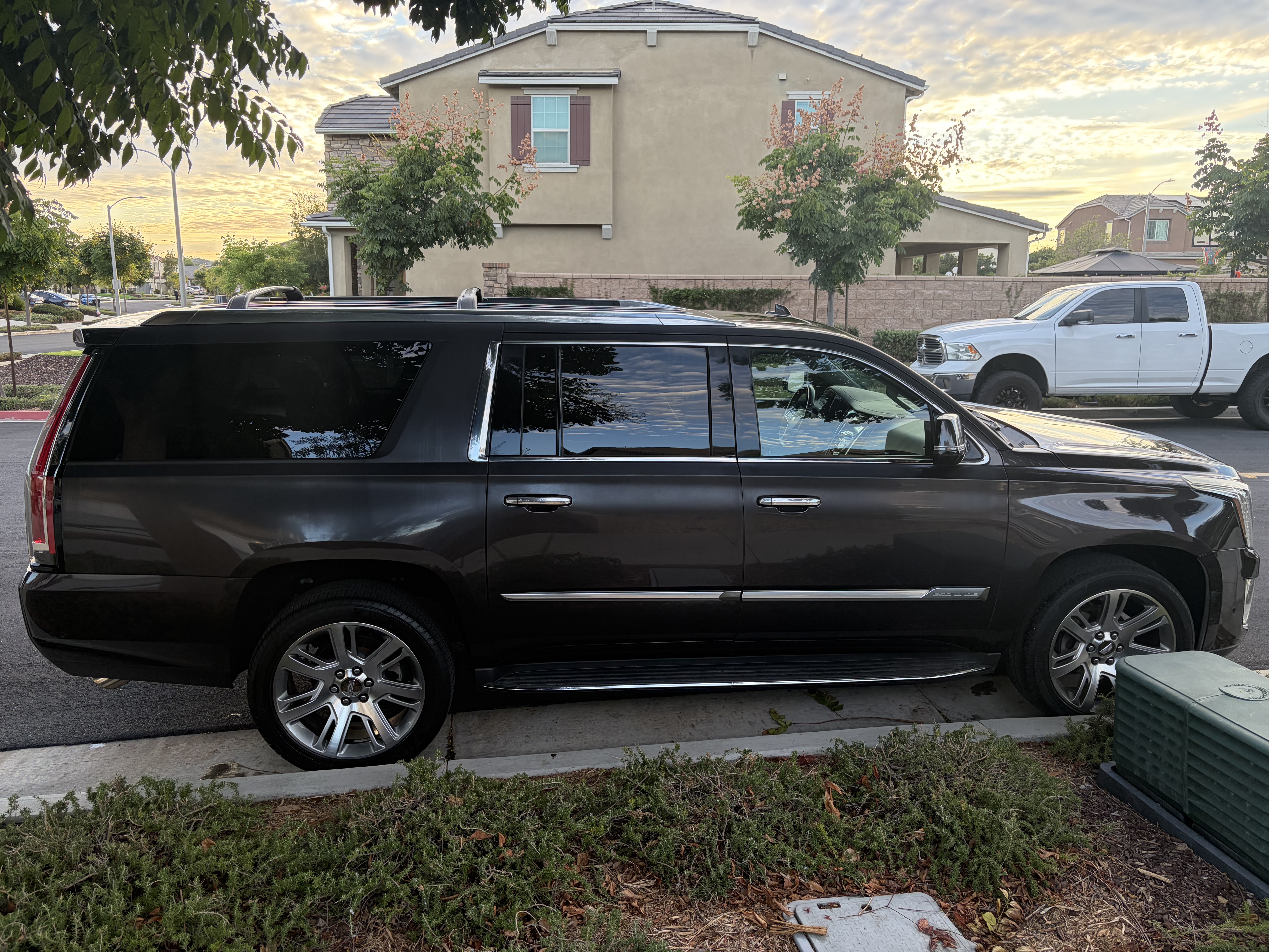 Used 2017 Cadillac Escalade ESV Luxury AWD/4WD image 11