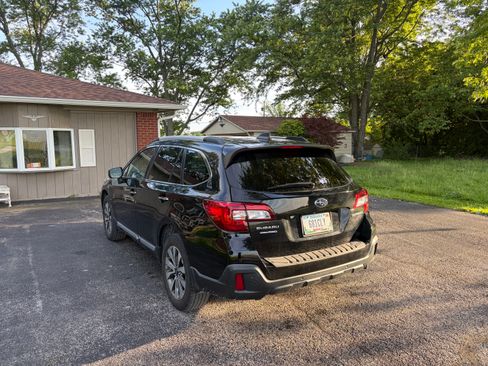 Used 2018 Subaru Outback 2.5i Touring AWD/4WD image 2