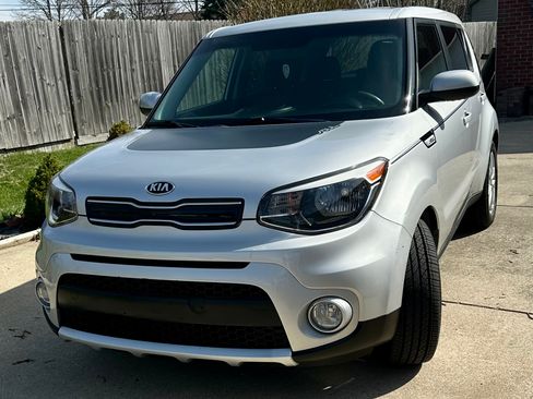 Used 2017 Kia Soul + image 4
