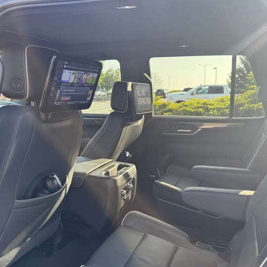 Used 2025 GMC Yukon Elevation w/ Elevation Premium Package AWD/4WD image 4