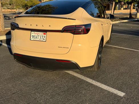 Used 2021 Tesla Model Y Long Range image 16