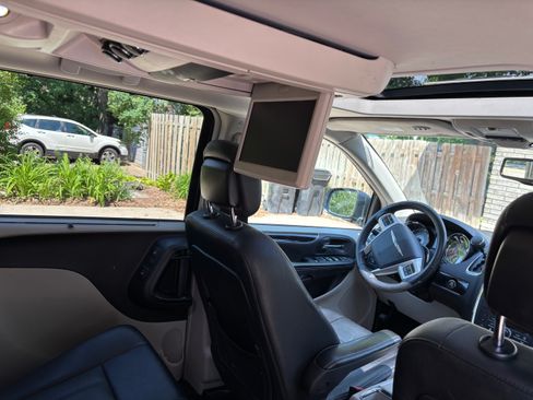 Used 2016 Chrysler Town & Country Touring-L FWD image 6