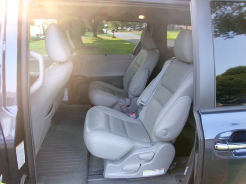 Used 2018 Toyota Sienna XLE Premium FWD image 15