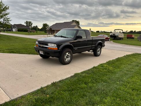 Used 2001 Chevrolet S10 Pickup 4x4 Extended Cab w/ Preferred Equipment Group image 4