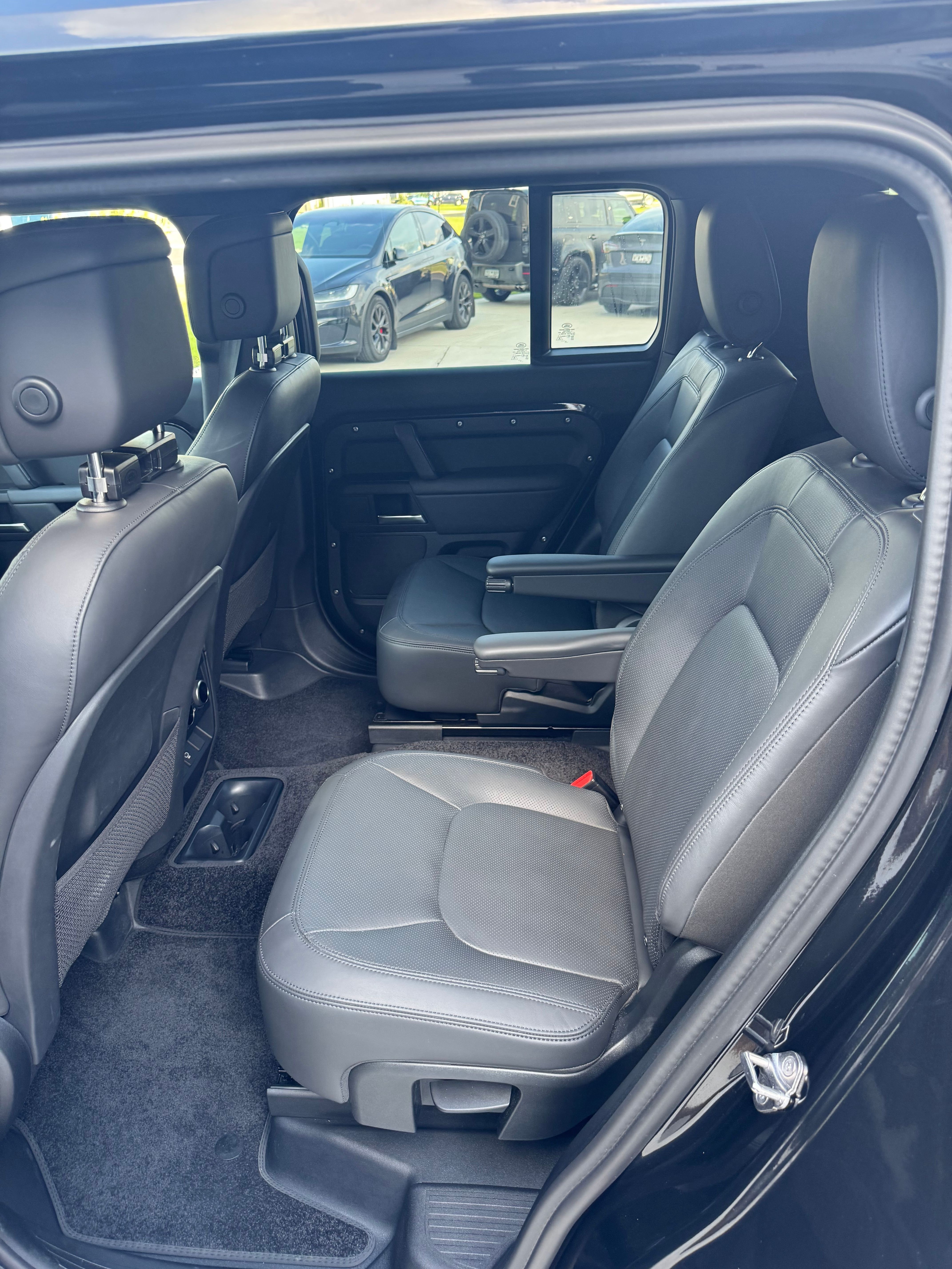 Used 2025 Land Rover Defender 130 X-Dynamic SE AWD/4WD image 11