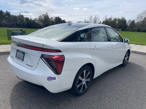 Used 2019 Toyota Mirai image 11