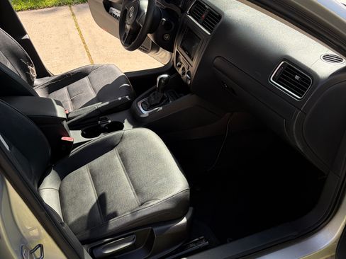 Used 2011 Volkswagen Jetta SE FWD image 10