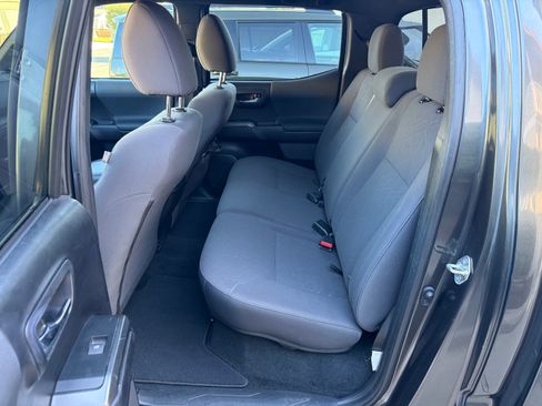 Used 2019 Toyota Tacoma TRD Sport image 13