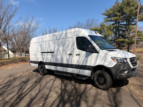 Used 2024 Mercedes-Benz Sprinter 2500 image 2