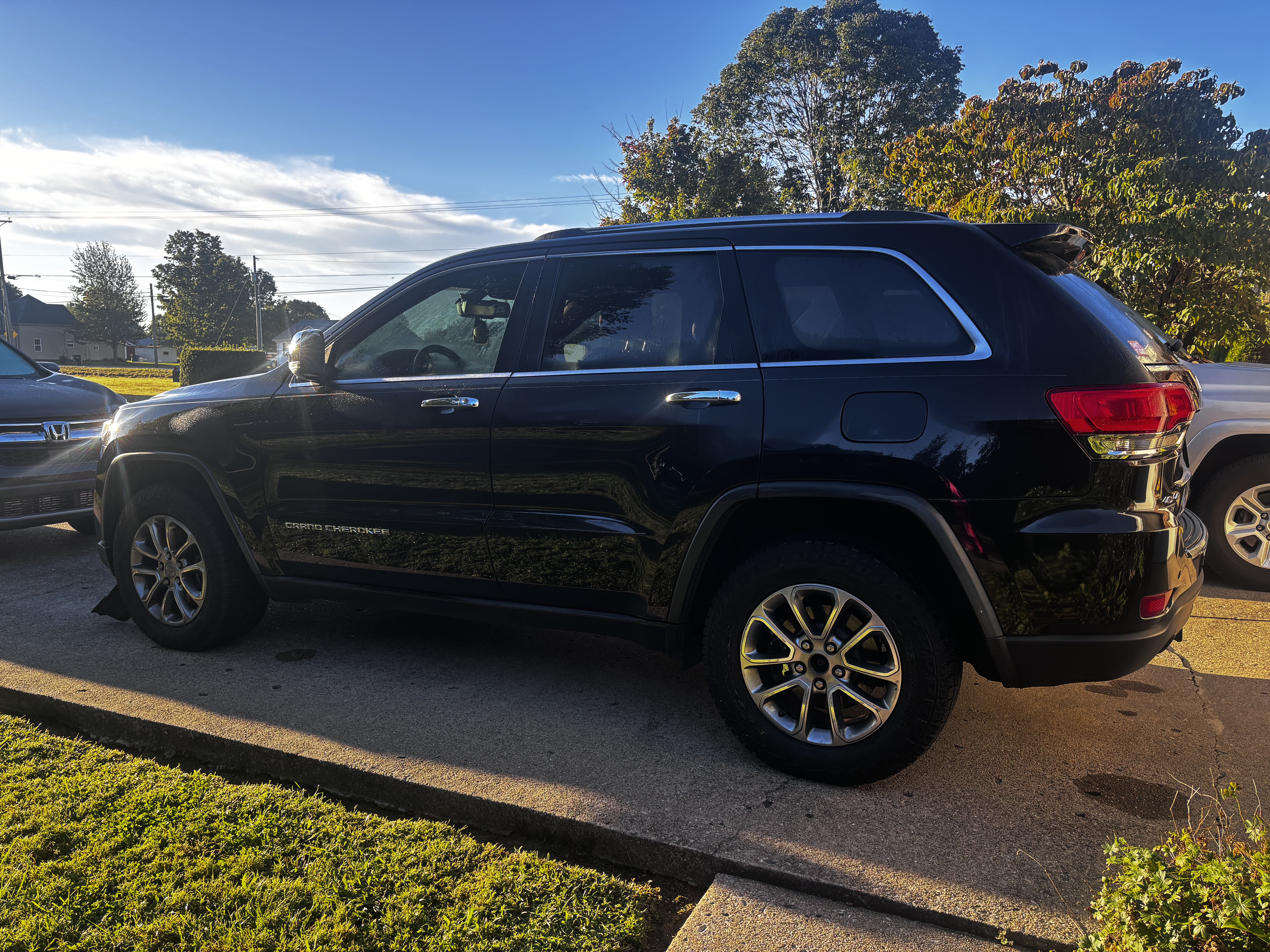 Used 2014 Jeep Grand Cherokee Limited AWD/4WD image 2