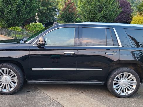 Used 2015 Cadillac Escalade Platinum AWD/4WD image 2