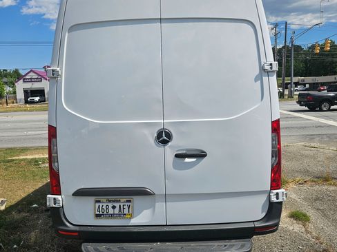 Used 2023 Mercedes-Benz Sprinter 1500 image 5