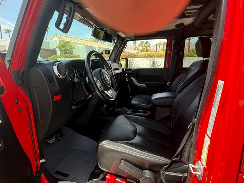 Used 2015 Jeep Wrangler Unlimited Rubicon AWD/4WD image 11