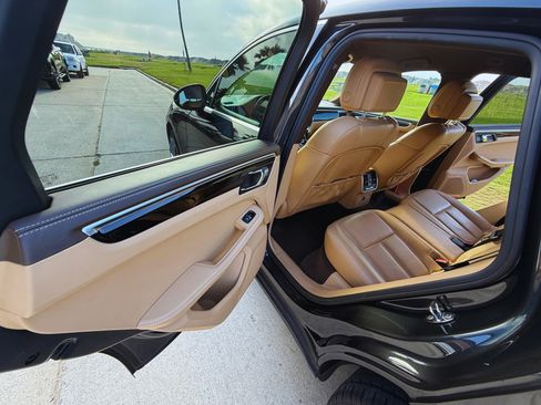 Used 2018 Porsche Macan S image 10