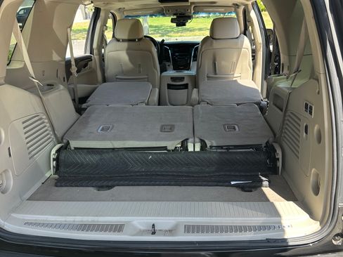 Used 2017 Cadillac Escalade Premium Luxury RWD image 9