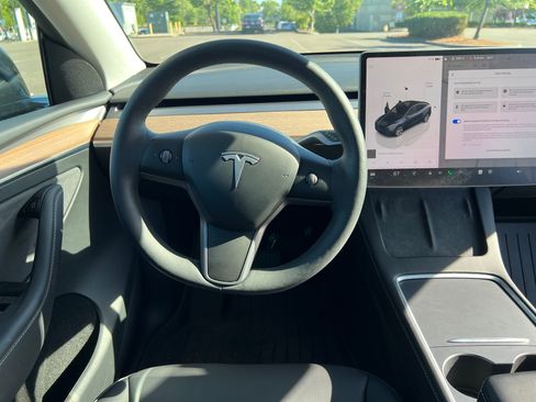 Used 2024 Tesla Model Y 2WD image 13