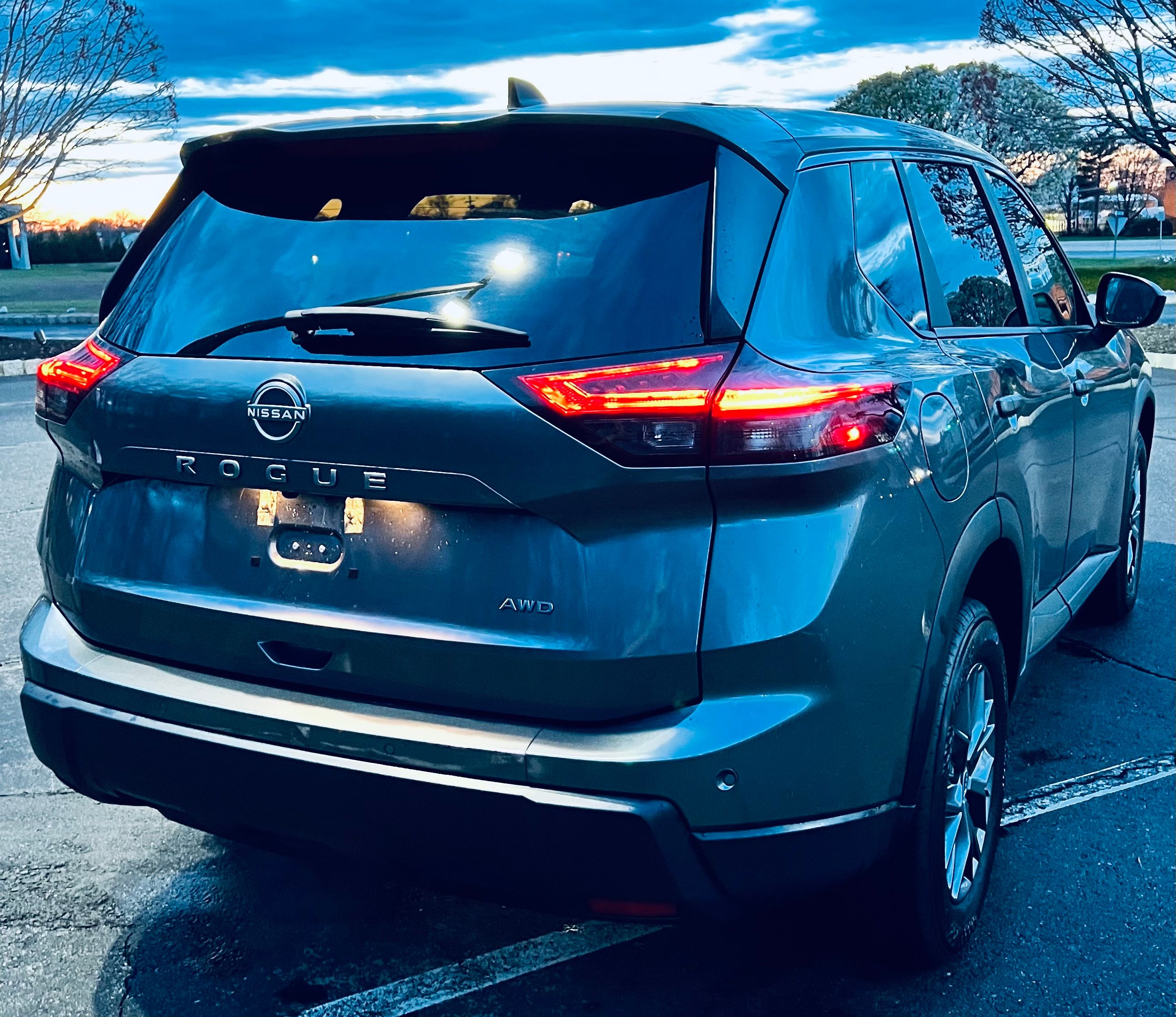 Used 2024 Nissan Rogue S AWD/4WD image 18