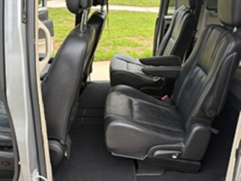 Used 2013 Chrysler Town & Country Touring FWD image 10