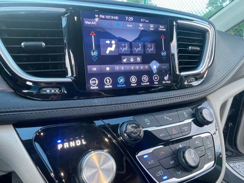 Used 2018 Chrysler Pacifica Limited FWD image 24