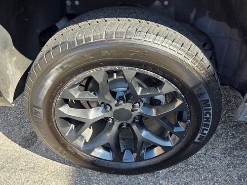 Used 2017 Chevrolet Suburban LT image 6