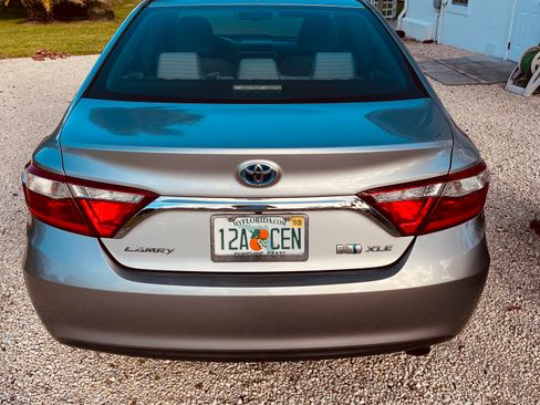 Used 2017 Toyota Camry XLE w/ Moonroof Package FWD image 2