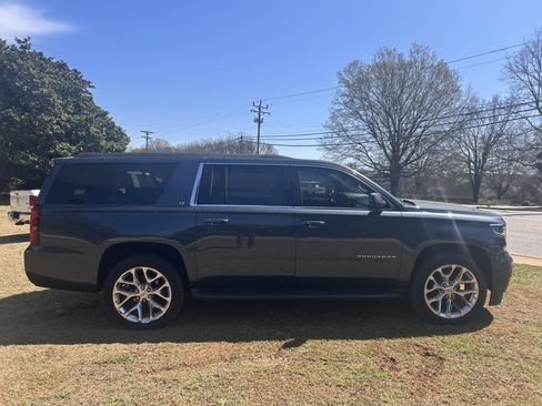 Used 2020 Chevrolet Suburban LT image 12