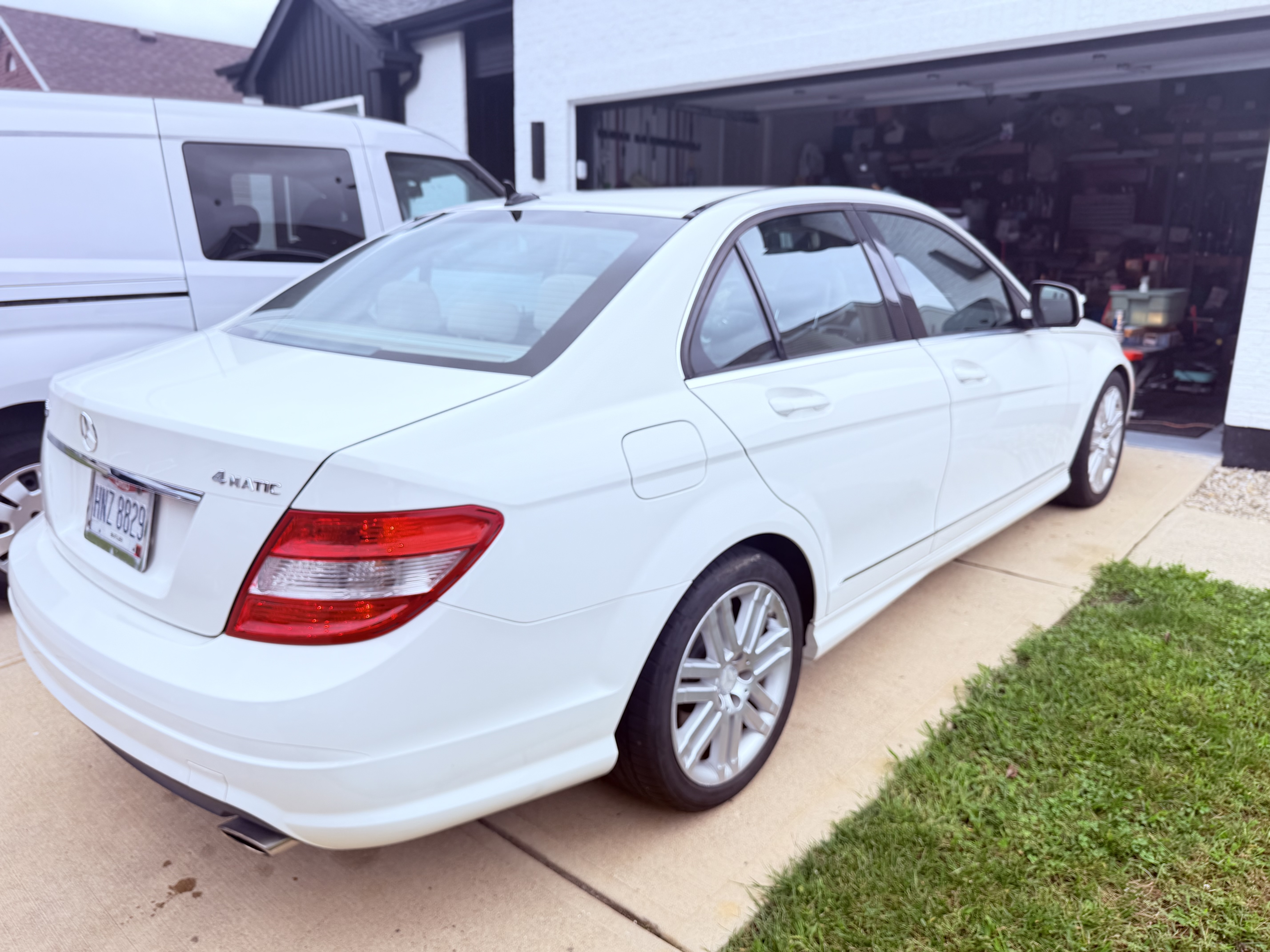 Used 2009 Mercedes-Benz C 300 4MATIC Sedan image 4