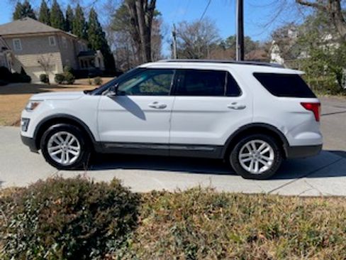 Used 2016 Ford Explorer XLT image 5