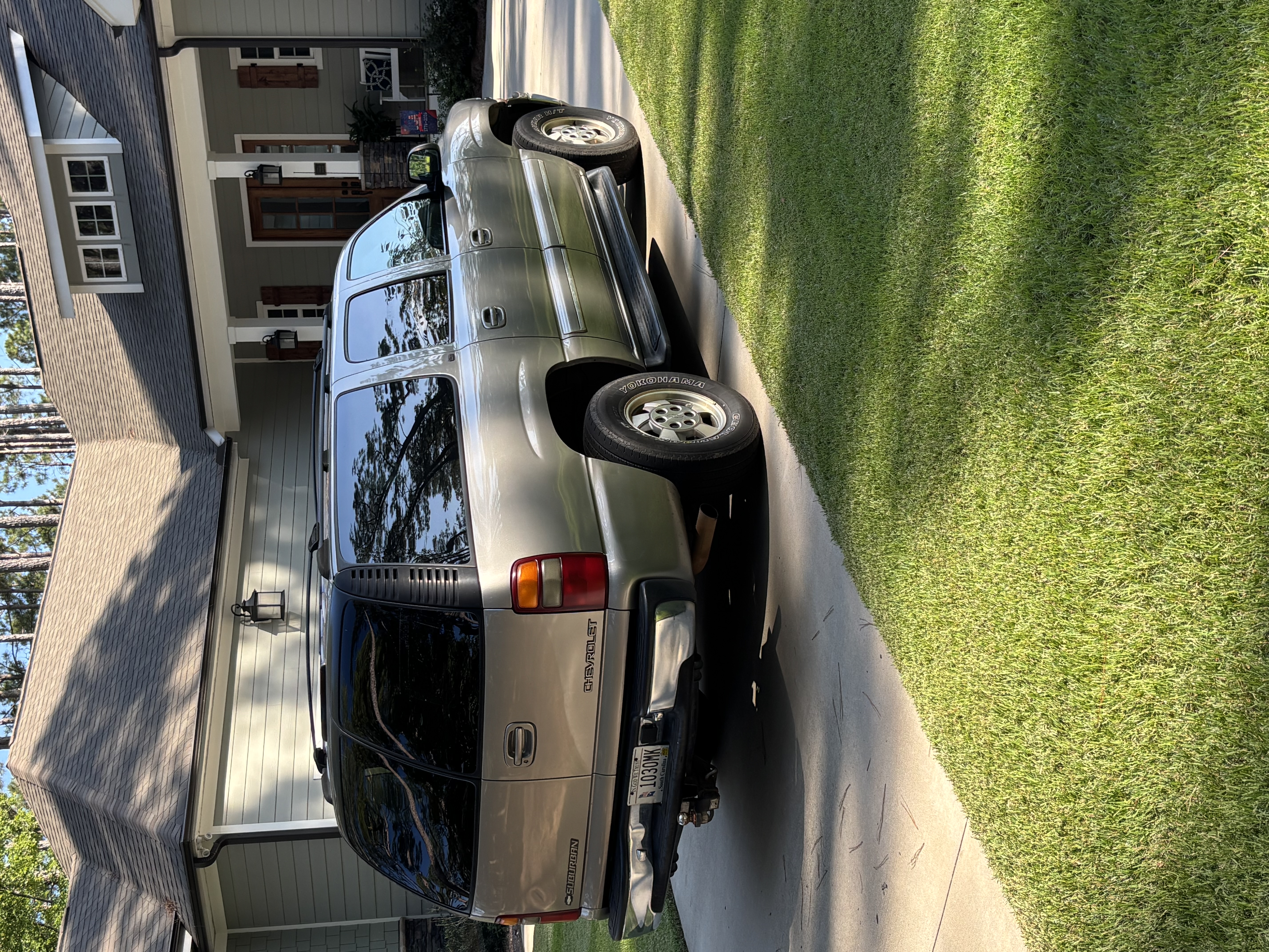 Used 2001 Chevrolet Suburban LT w/ LT Preferred Equipment Group AWD/4WD image 2