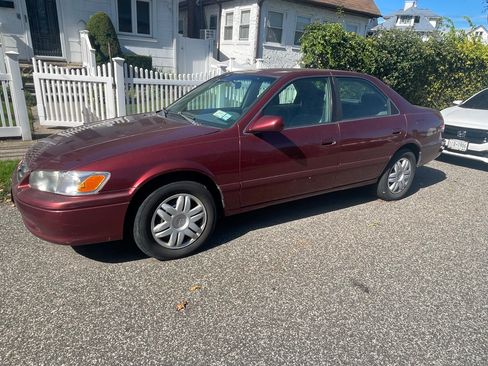 Used 2000 Toyota Camry LE image 1