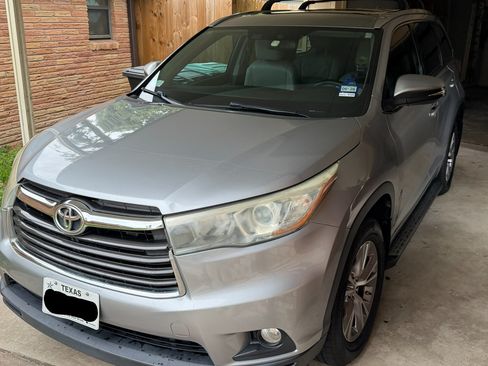 Used 2015 Toyota Highlander XLE image 1