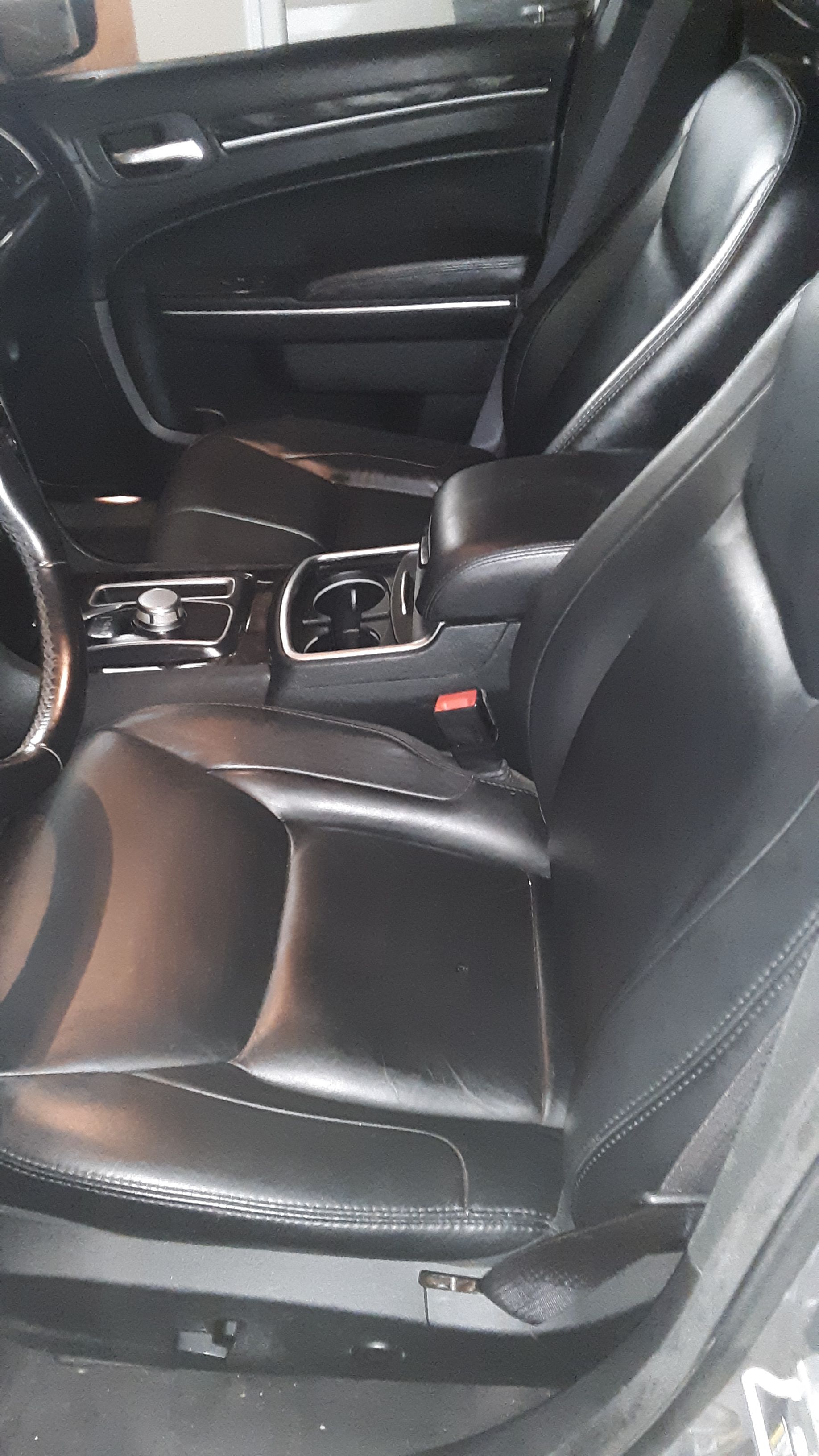 Used 2016 Chrysler 300 Limited w/ Driver Convenience Group RWD image 9