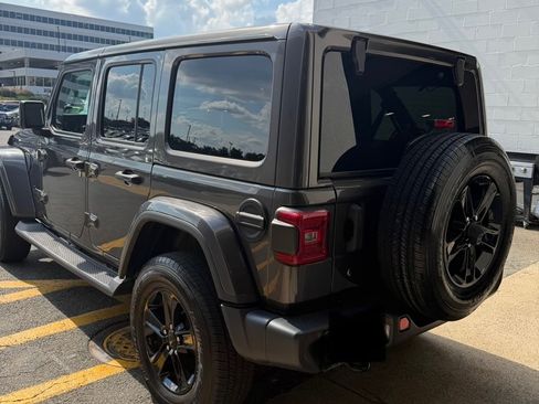 Used 2019 Jeep Wrangler Unlimited Sahara AWD/4WD image 2