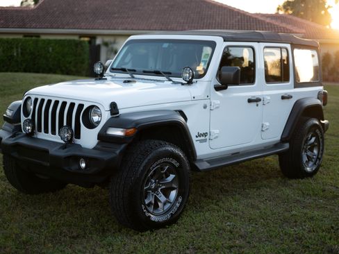 Used 2018 Jeep Wrangler Unlimited Sport image 1