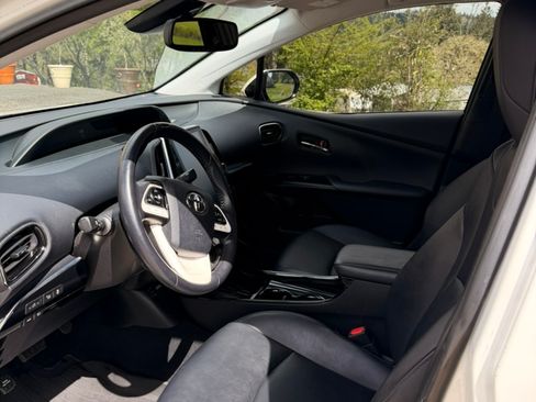 Used 2018 Toyota Prius Prime Advanced image 9