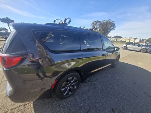 Used 2020 Chrysler Pacifica Limited w/ Advanced Safetytec Group image 8