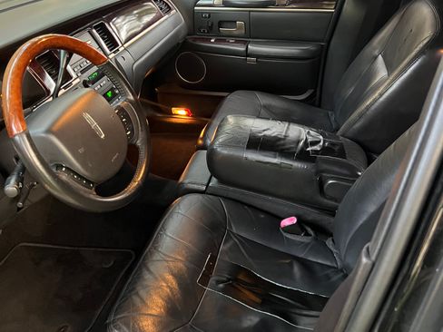 Used 2011 Lincoln Town Car Signature Limited RWD image 9