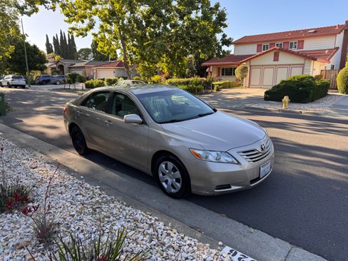 Used 2009 Toyota Camry LE FWD image 2
