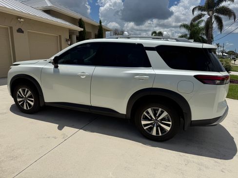 Used 2024 Nissan Pathfinder SL FWD image 2