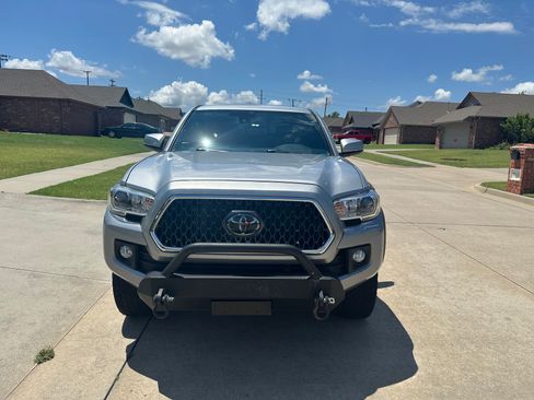 Used 2018 Toyota Tacoma TRD Off-Road w/ Technology Package AWD/4WD image 4