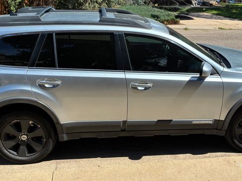 Used 2012 Subaru Outback 3.6R Limited w/ Moonroof Pkg AWD/4WD image 4
