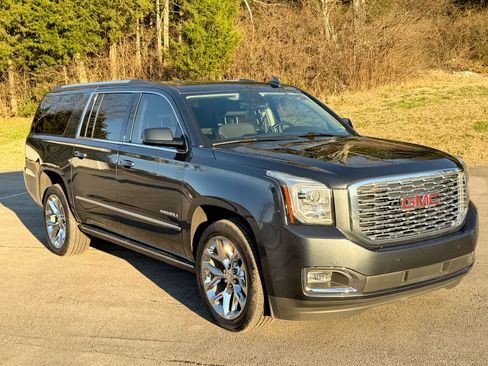 Used 2020 GMC Yukon XL Denali w/ Denali Premium Package image 5
